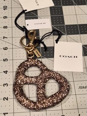 Coach Crystal Pretzel Bag Charm CCY89 🥨𝐒𝐨𝐥𝐝 𝐎𝐮𝐭 𝐀𝐜𝐫𝐨𝐬𝐬 𝐂𝐨𝐚𝐜𝐡